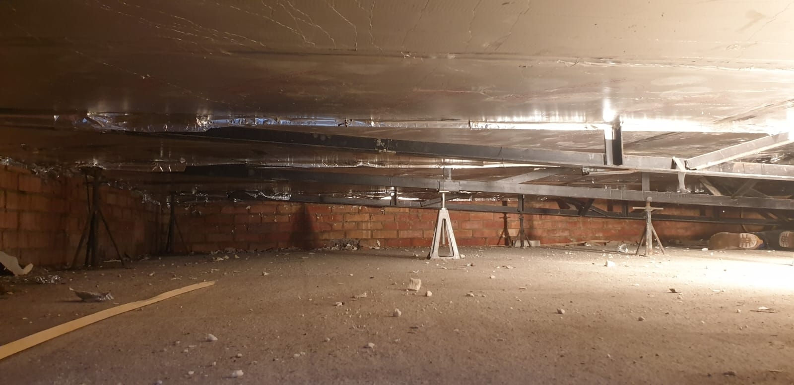 Park Home Jacks And Underfloor Insulation 1 Xlarge